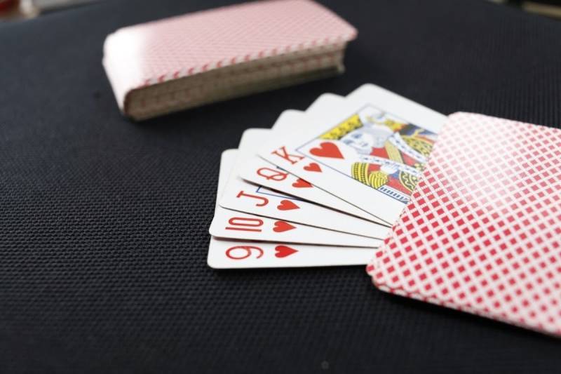 Mẹo Đánh Phỏm Từ Cao Thủ Giúp Bạn Chơi Như Chuyên Gia 6 Đánh ép bài đối thủ